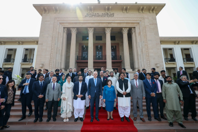 Pakistan'da Kurtulmuş'tan Pencap Eyalet Meclisi'ne ziyaret