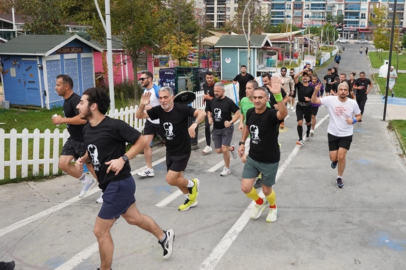 İstanbul Beylikdüzü'nde yüzlerce kişi Ata'ya saygıya koştu