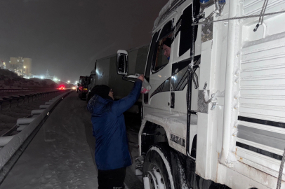 Şahbaz Derneği kar yağışında yolda kalan vatandaşların yanında