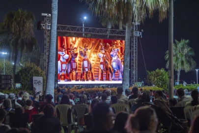 Mersin’de çocuklar açık havada sinema keyfi yaşadı