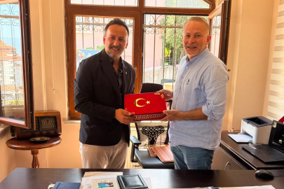 İzmit Belediyesi'nden muhtarlara doğum günü ziyareti