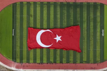 Gökyüzünde Türk bayrağıyla rekor! 3 bin 37 metrekarelik dev bayrak dalgalandırıldı
